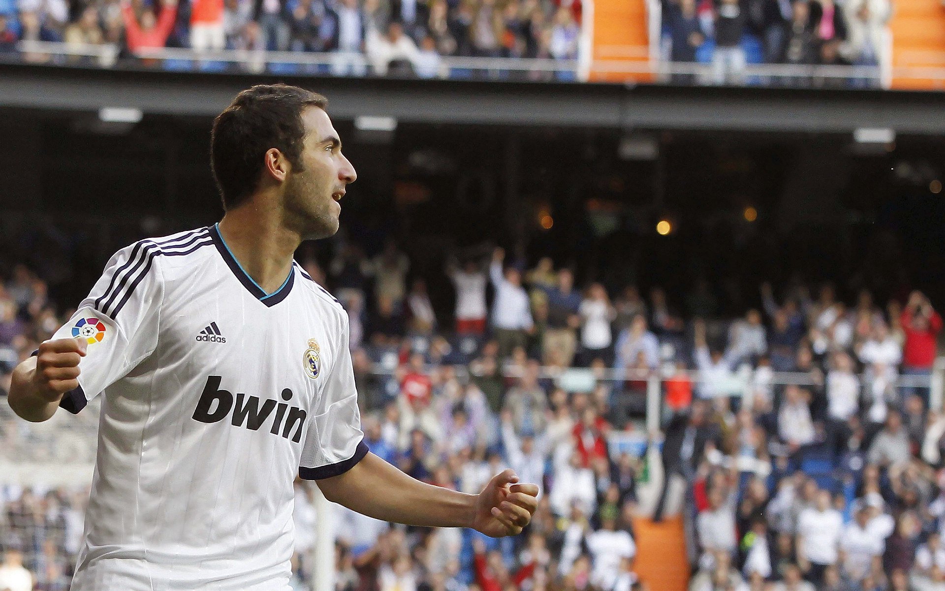 开云体育官方入口-史上最闪耀“冠军夜”：荣耀永载足球史册，荣耀冠军球队之魂